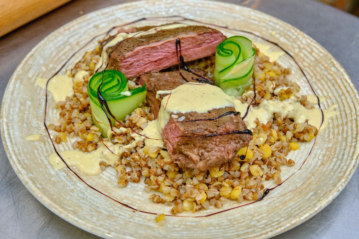 Гречка с горохом и олениной