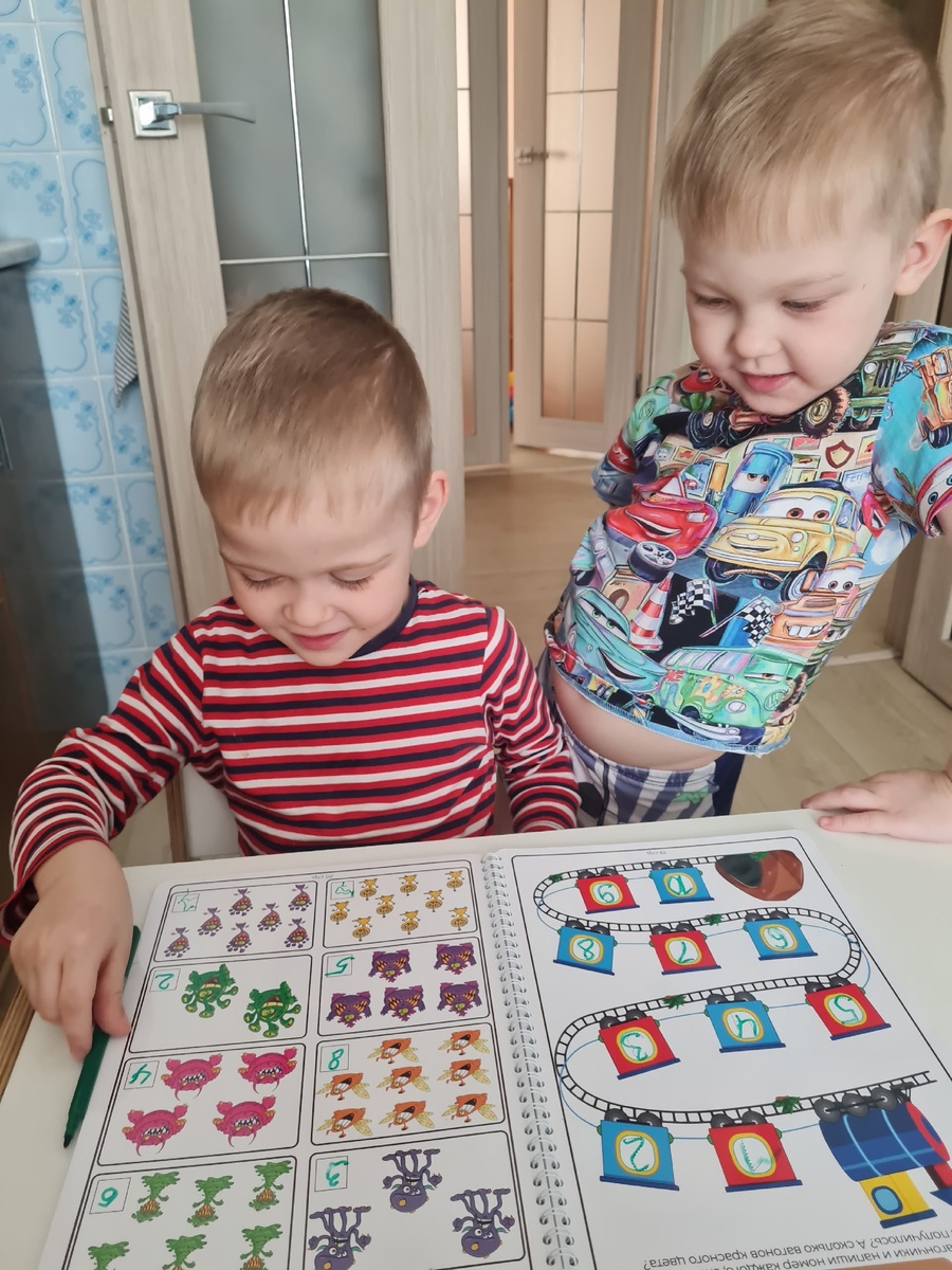 Парни считают 