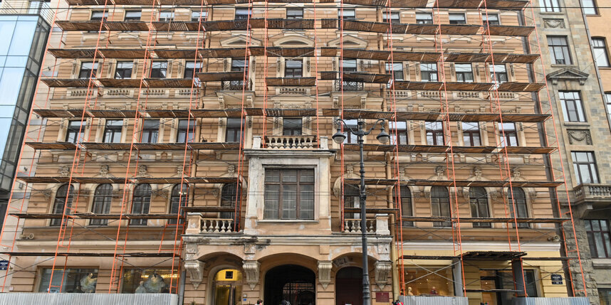    Невский пр., 154. Год постройки: 1898, стиль: эклектика. Особого внимания специалистов потребует эркер с балконом и балюстрадами, кронштейны и гранитный цокольИгорь Акимов