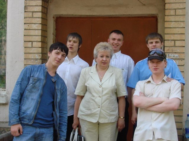 Фото взято из свободных ресурсов в интернет. Светлана Анатольевна и её выпускники)