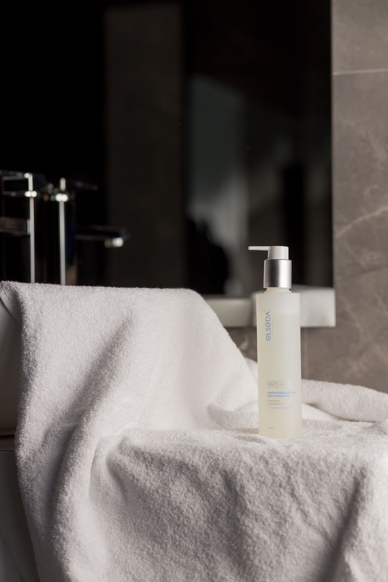 Обновляющий гель от ELSEDA помогает отшелушивать ороговевшие клетки благодаря гликолевой кислоте в составе, это усиливает действие активного ухода, делает тон равномернее.