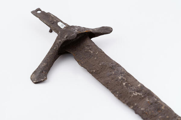  В отличие от меча, у сабли заточенной всегда была одна сторона клинка. В зависимости от формы клинка сабля могла быть рубящим, колющим и режущим оружием. 