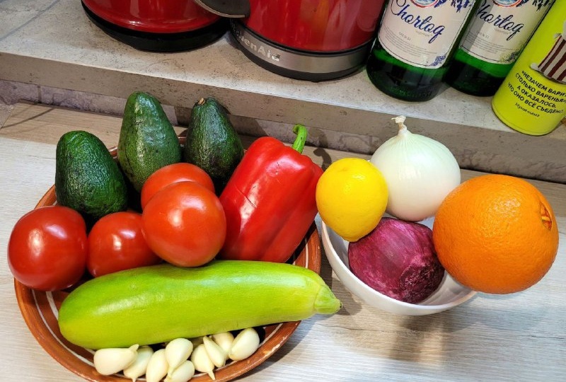 Салат из свёклы и кабачка с заправкой из авокадо