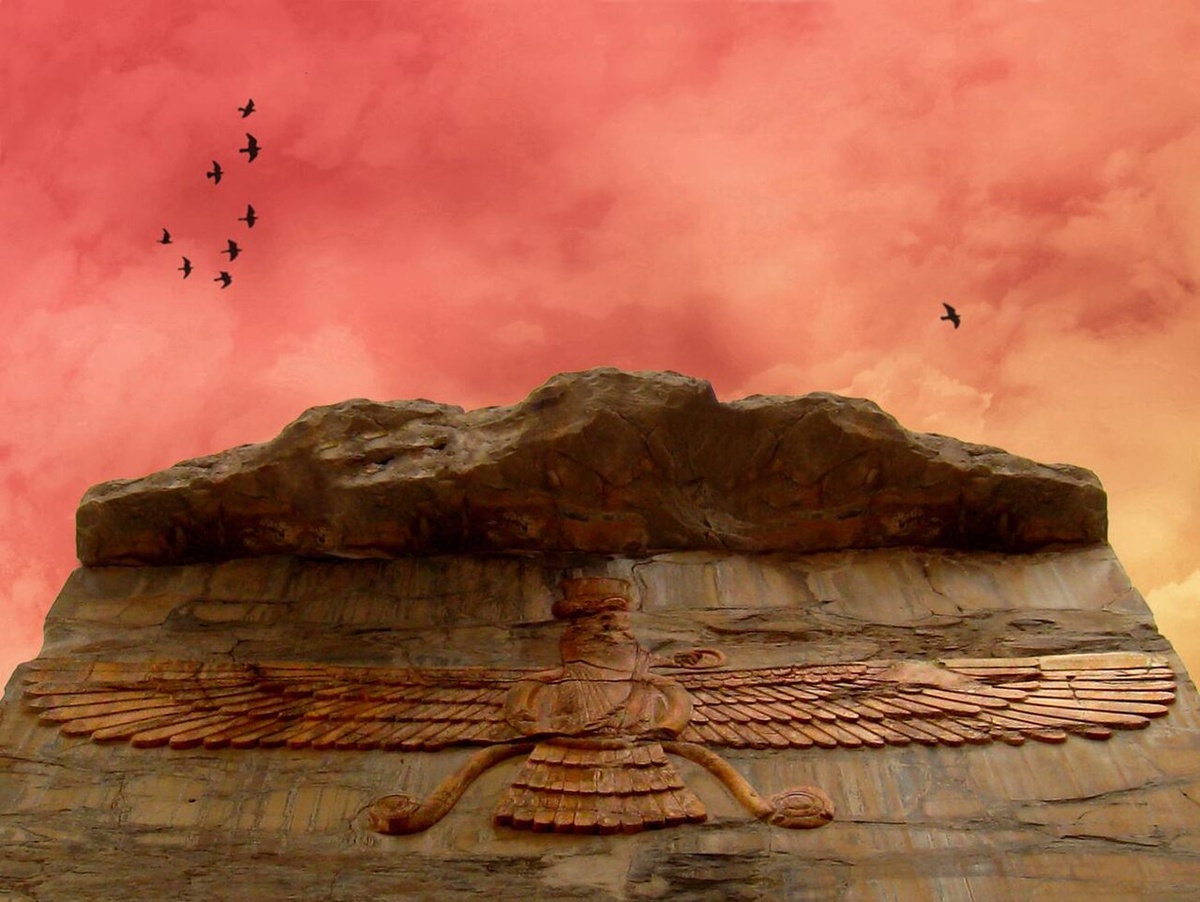 Фаравахар — один из главных символов зороастризма (Персеполь, Иран)