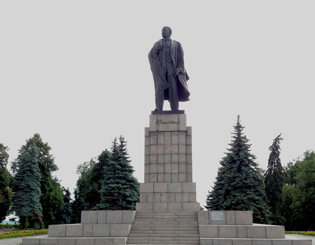 Памятник В. И. Ленину на Соборной площади (Ульяновск). Фото: Sergey M R. / wikipedia.org