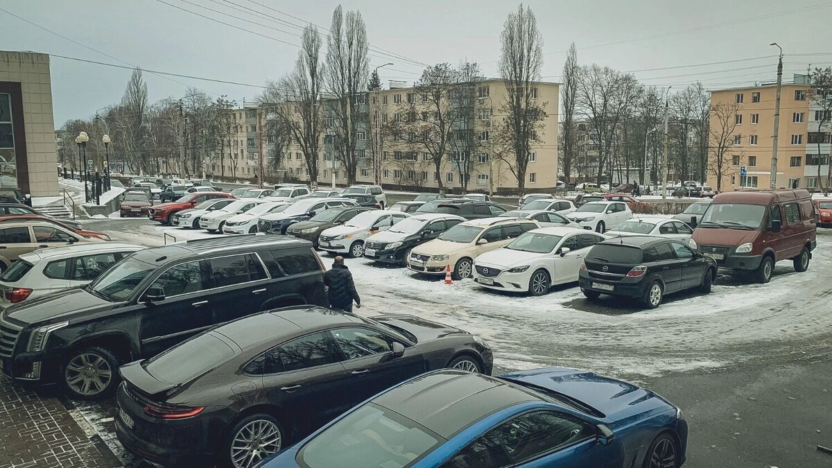    Парковки во дворах часто превращаются в серьезную проблему   1MI