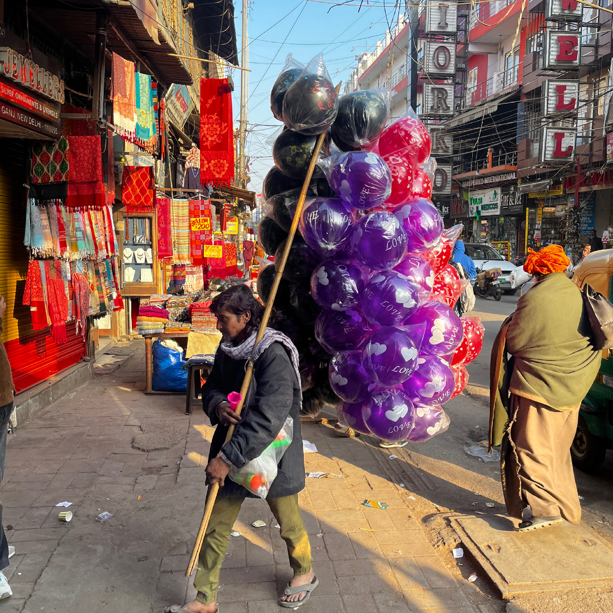 Продавец радости на улице в Индии