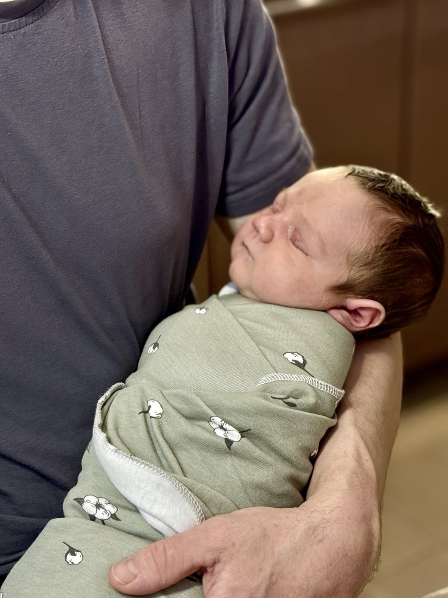 Кира на руках у отца.