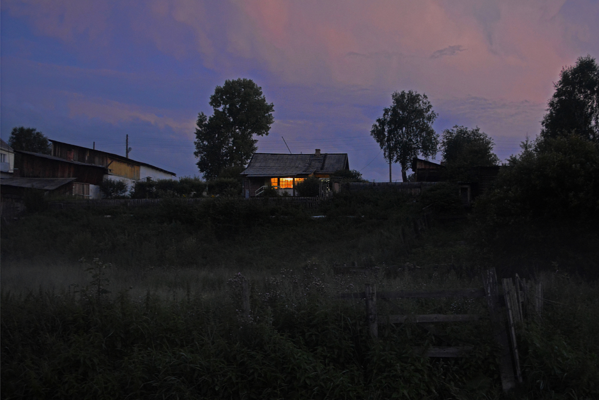 Вид с сенокоса. Огород при доме и вокруг него.