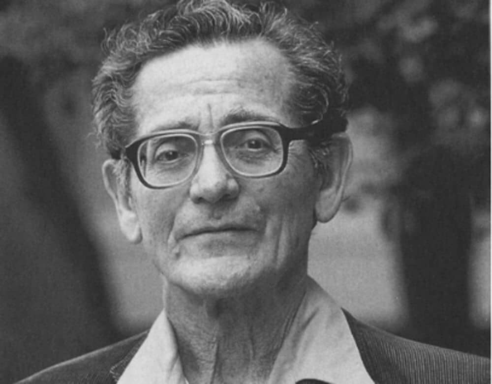 Бенджамин Либет (1916–2007) — американский нейробиолог из Калифорнийского университета в Сан-Франциско, ставший всемирно известным благодаря экспериментам по изучению сознания и свободы воли. Его работа 1983 года показала, что мозг начинает подготовку к действию раньше, чем человек осознает свое решение его совершить.