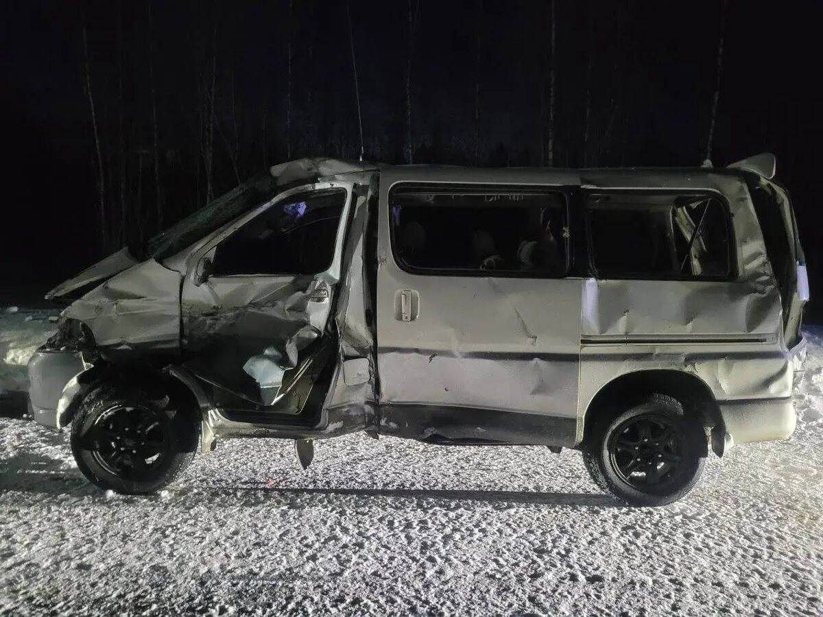     Микроавтобус врезался в стоящий КАМАЗ в Красноярском крае: есть пострадавшие