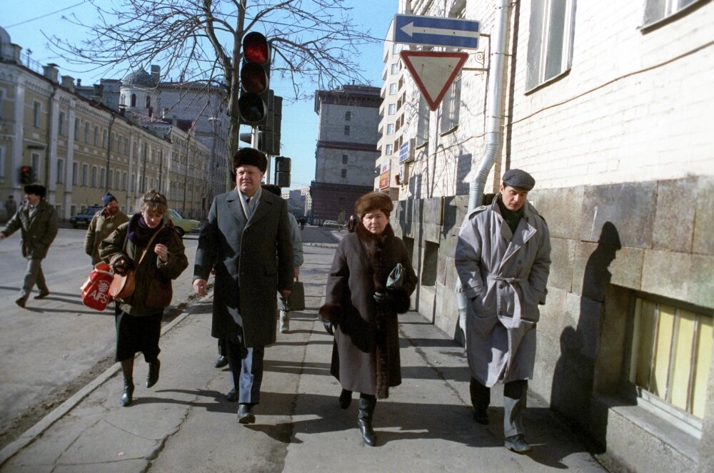    Всесоюзный референдум о сохранении СССР. Председатель Верховного Совета РСФСР Борис Николаевич Ельцин (слева) с супругой Наиной направляются на избирательный участок. Фото: РИА Новости/ Игорь Носов