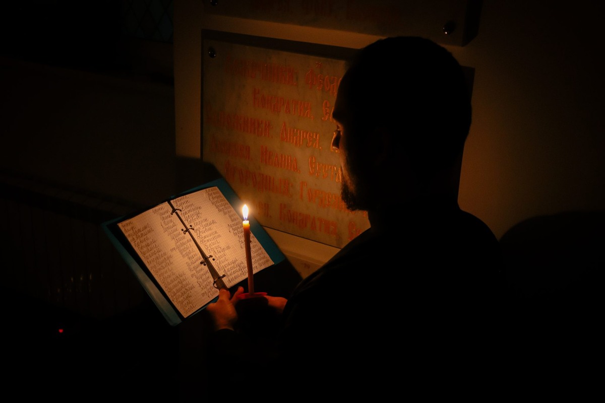 В качестве иллюстрации фото с чтения неусыпаемой Псалтыри на подворье Свято-Троицкой Сергиевой Лавры (оригинал по ссылке: https://voskresenie-prihod.ru/na-podvore-ezhednevno-chitaetsya-neusypaemaya-psaltir/)