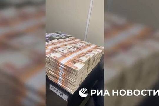    ФСБ показала на видео изъятые по делу о хищении у ОПК пачки денег (кадр: РИА Новости)