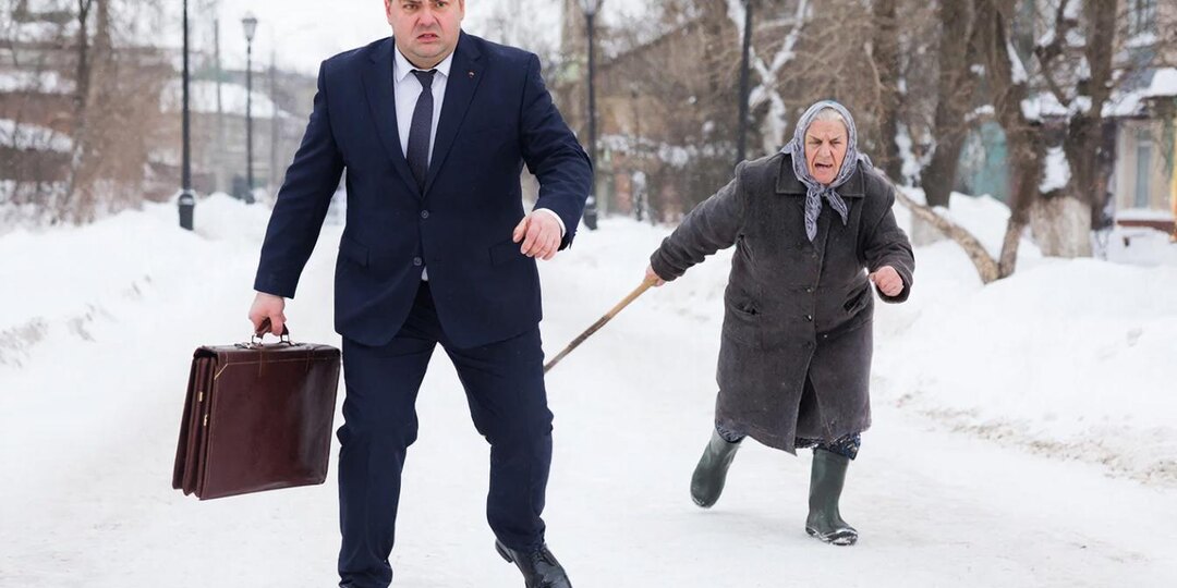 "Вы что прячетесь?!": В Сибири министр сельского хозяйства галопом сбежал от разорённой фермерши