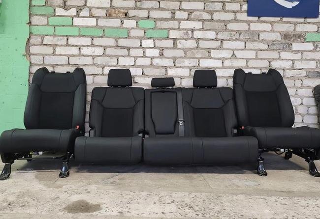 Перетянули пассажирские кресла – теперь маются