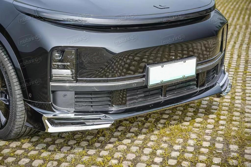 Накладка переднего бампера добавляет акцент и делает силуэт визуально ниже.