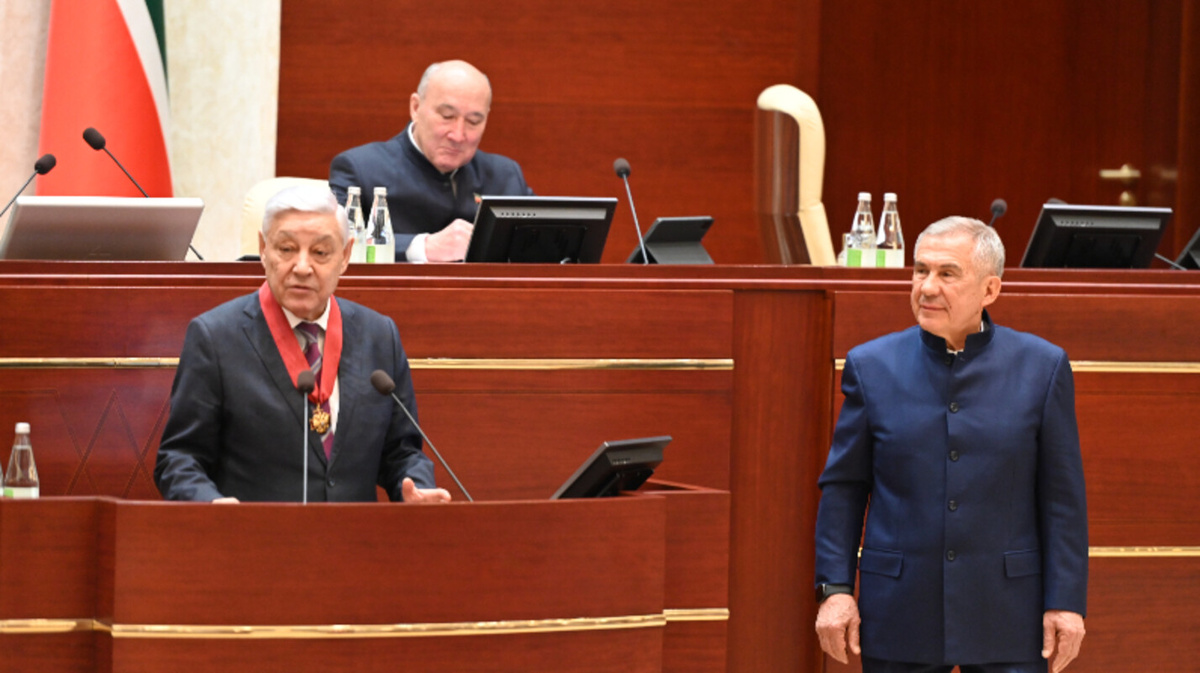 После отставки Минниханов вручил Мухаметшину орден «За заслуги перед Отечеством» II степени.  Фото: Фото: пресс-служба Госсовета РФ / gossov.tatarstan.ru