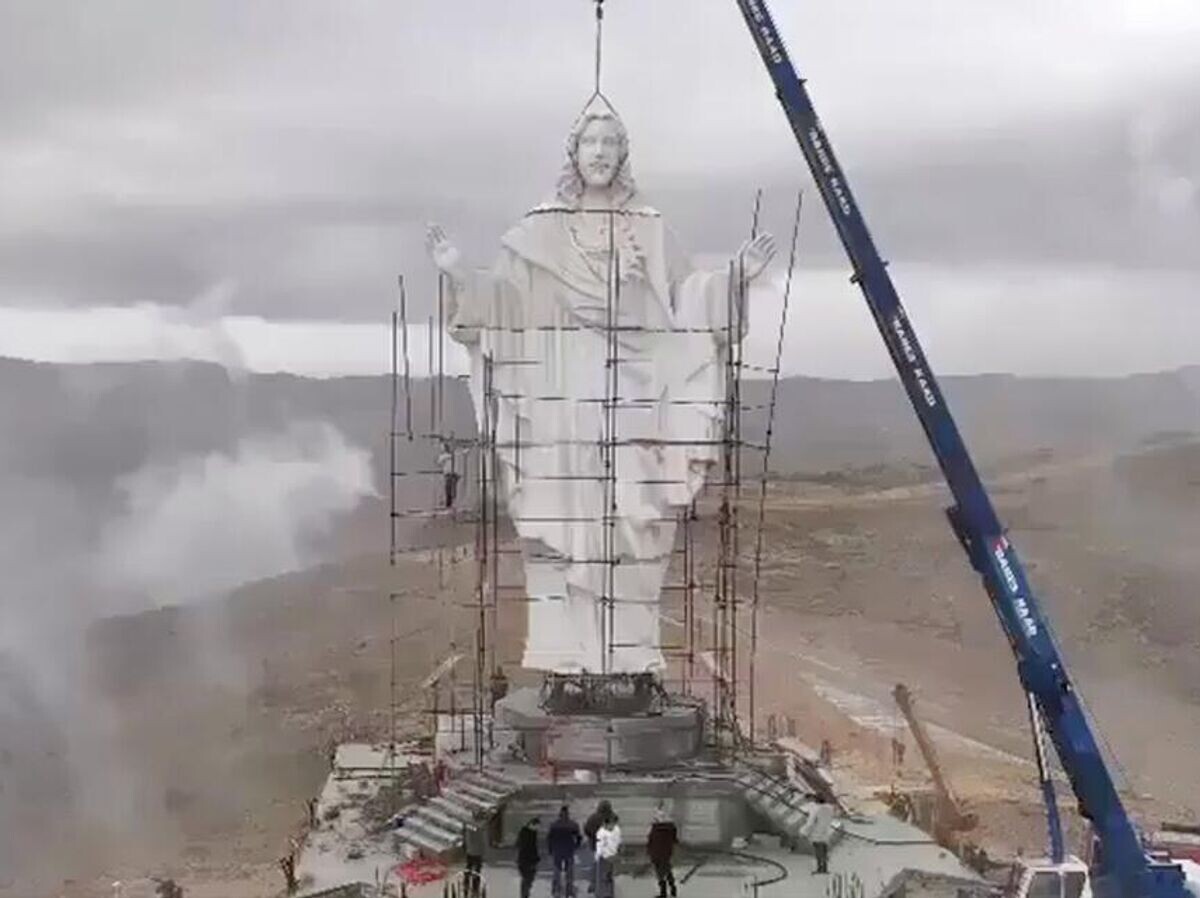    Статуя Иисуса Христа в ливанской деревне Аль-Каа | © Кадр видео из соцсетей