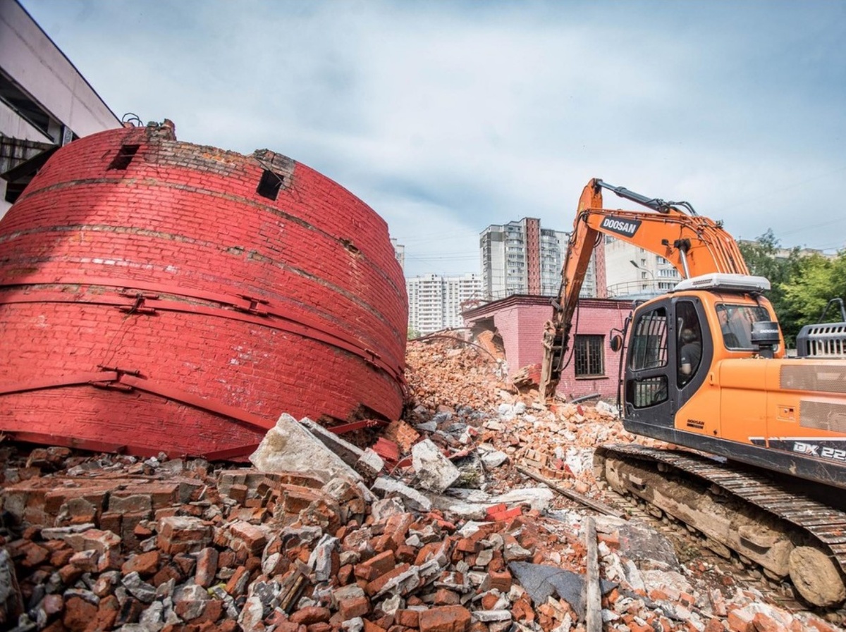 Демонтаж кирпичной дымовой трубы. По новому проекту будет установлена 75-метровая многоствольная дымовая труба металлическая (ферменный тип) 