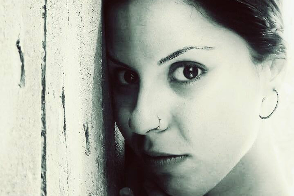     Погибла сорвавшаяся с 30-метровой скалы в море турецкая певица Гизем Ишкен