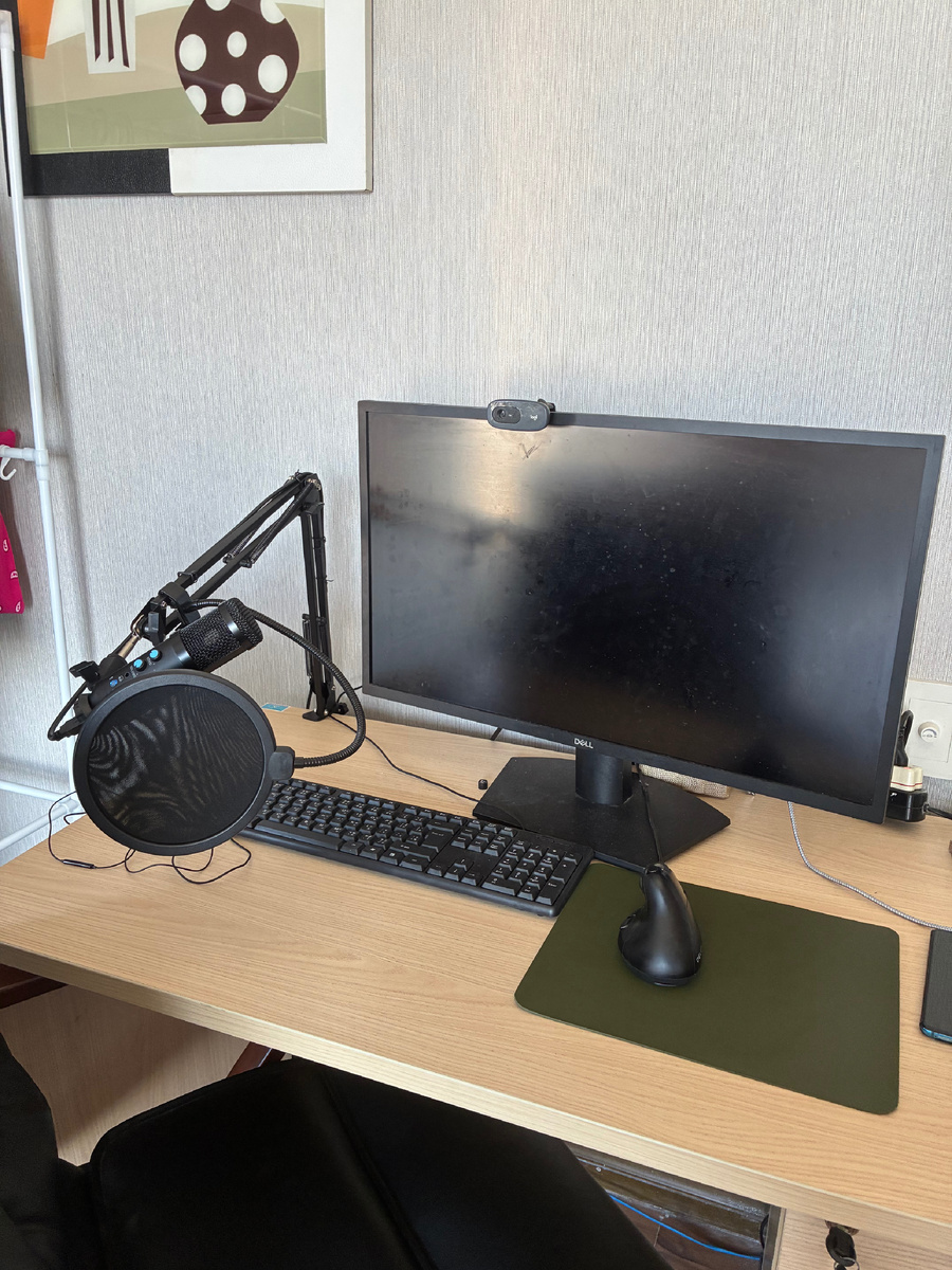 Фото автора. Пока ещё не купили мне рабочий стол - присоседила свой микрофон для эфиров на рабочее место мужа