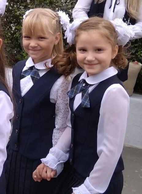 Саша и её подружка Даша, первый раз в первый класс