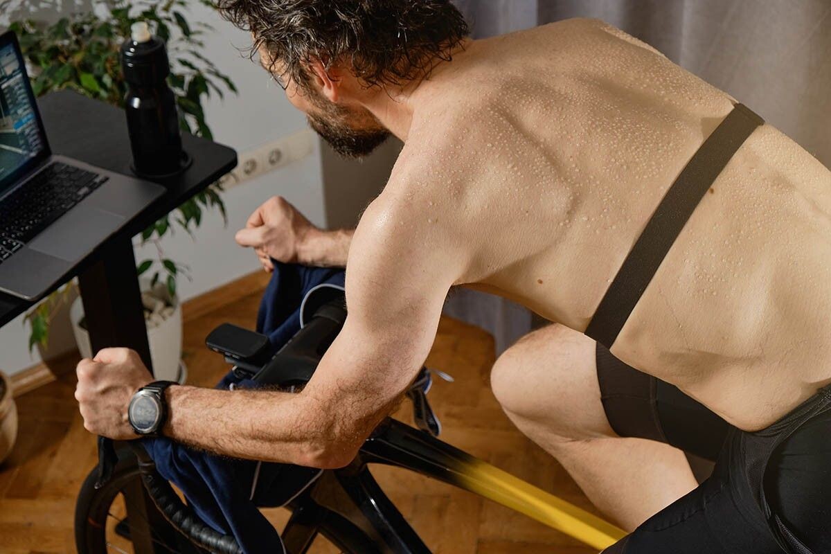 Не знаете, как рассчитать пульс? Самый надежный инструмент — нагрудный пульсометр. Источник: Eugenehill / Shutterstock / FOTODOM📷
