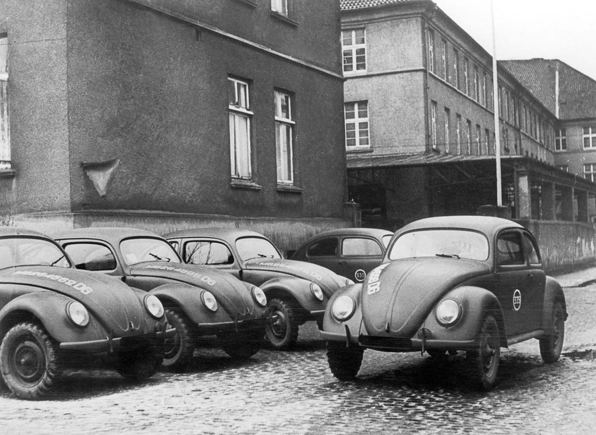 Первые автомобили Volkswagen «Жук», выпущенные в Западной Германии. 1945 год.