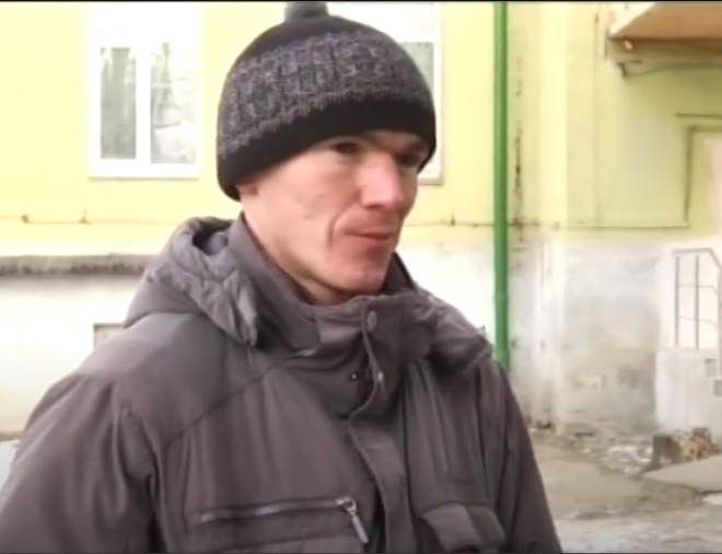 Он шел на работу и увидел в снегу женщину, которую уже почти никто бы не заметил живой