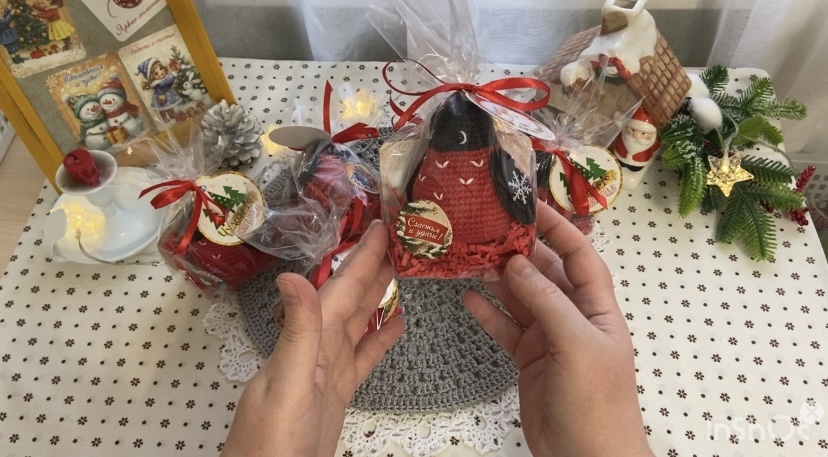 Перед Новым годом активно вязала снегириков. Всего были заказаны 9 шт