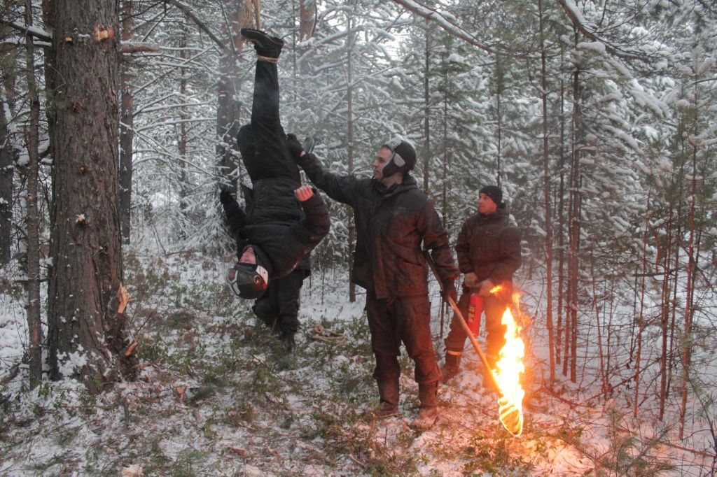 Фото 1. Мансюки подвесили Юрку Кривонищенко за его левую ногу на дерево, вниз головой, и жгли ему ногу в области голени чем-то вроде факела. Фото Дмитрия Киреева.