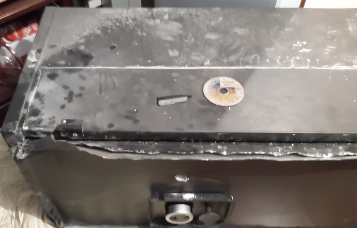 Настоящий ВЗЛОМОстойкий сейф выдержит самую серьезную атаку – на фото сейф после неудавшейся попытки взлома (у KASO E2-340 пострадала декоративная панель, содержимое цело, владельцы тоже)