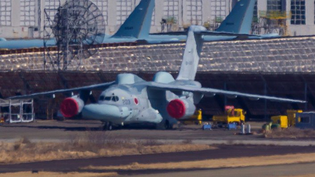 Кадры EC-2 Stand-Off Jammer на авиабазе Гифу, сделанные в ферале 2026 года фотографом Mel Amahashi
