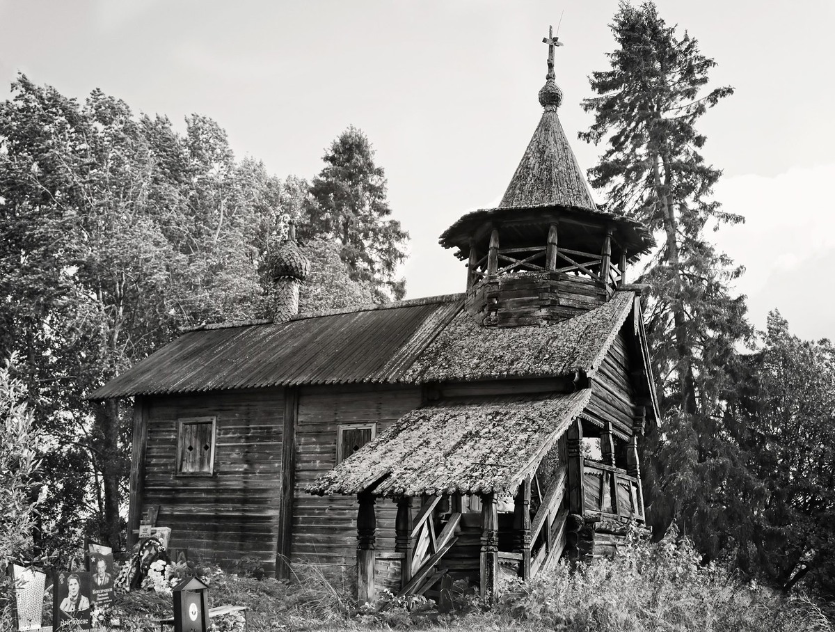 старая деревенская часовня с кладбищем. Фото из интернета. 