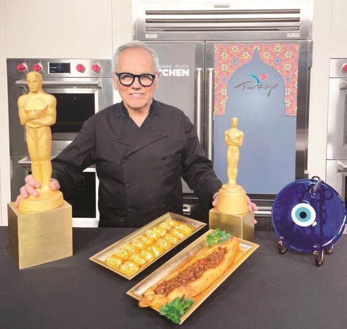 Черноморское пиде и абрикосовый десерт. Изображение из Интернета. 