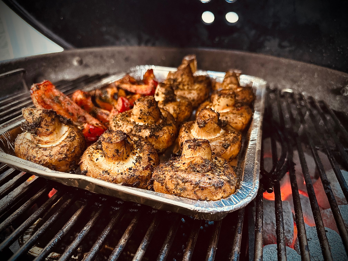 к грибам можно добавить и перец болгарский ))). Тоже будет вкусно )))