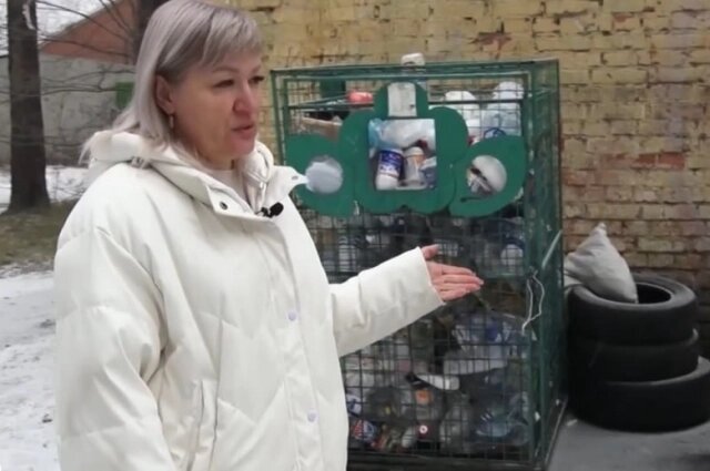    Голодный ребенок искал еду в мусорных баках. Фото: Программа «Мужское / Женское»