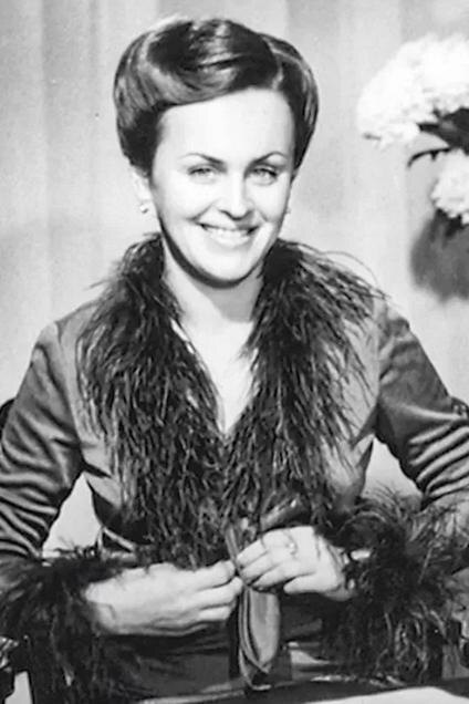    Ведущая считала себя одной из первых, кто работал с такой гладкой прической: прямой пробор и греческий узел.