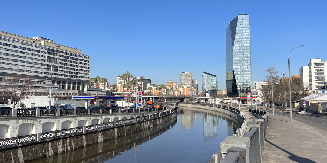 Где в Москве можно прогуляться сразу по 5 набережным и пересечь 2 моста. Прогулка от Лефортовского моста до Большой Семеновской улицы