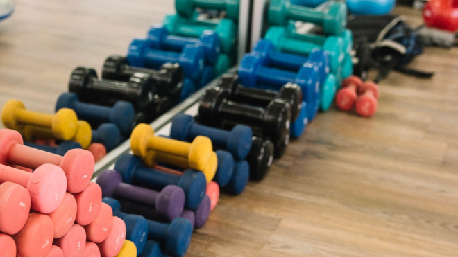 Фото: https://ru.freepik.com/free-photo/dumbbells-lying-floor_1366128.htm#