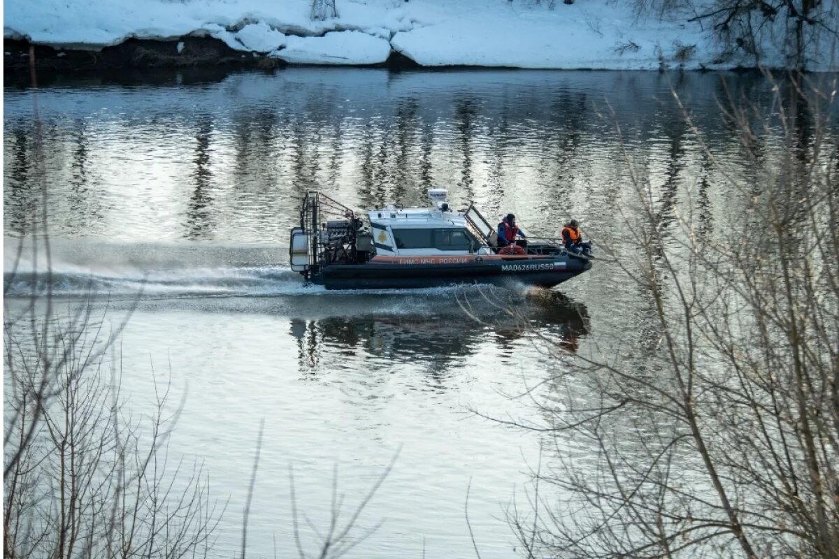    Спасательную операцию критически осложняют погодные условия — мощный ледоход и сильное течение.