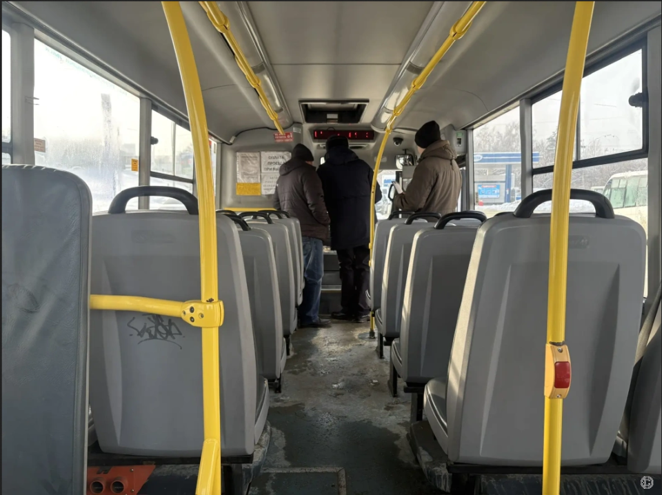    Рейд по проверке автобусов . Источник: Barnaul.org