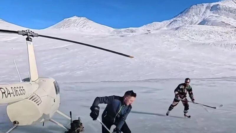     Хоккей на реке у Белухи. Скрин видео НГС.