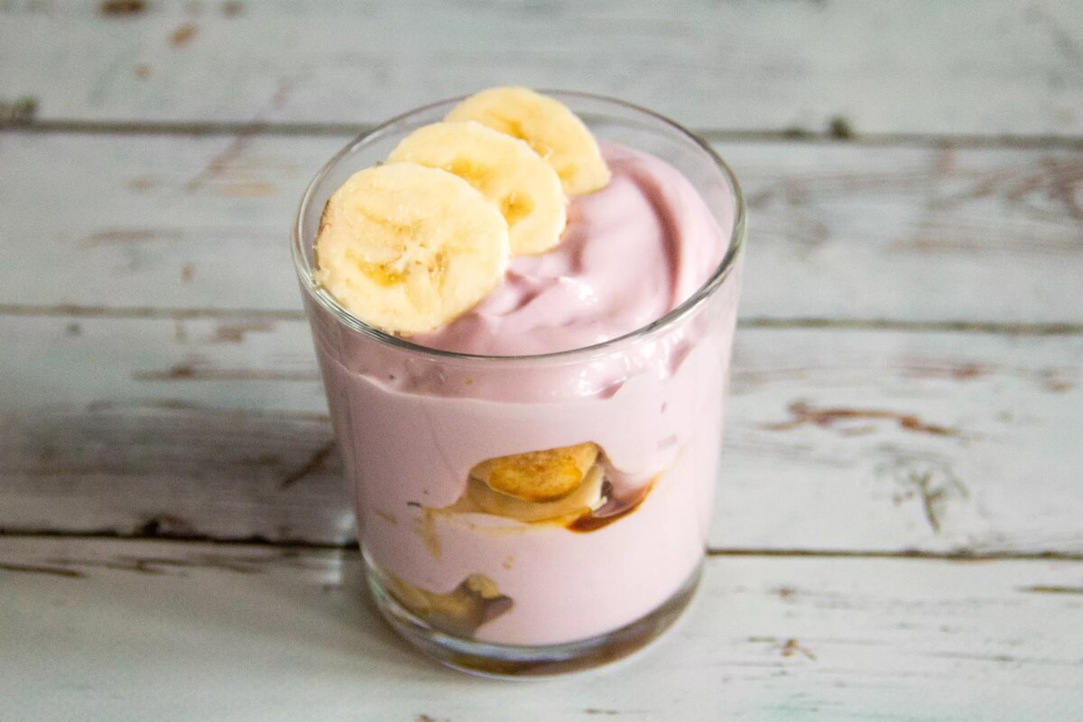 Творожный десерт с бананом