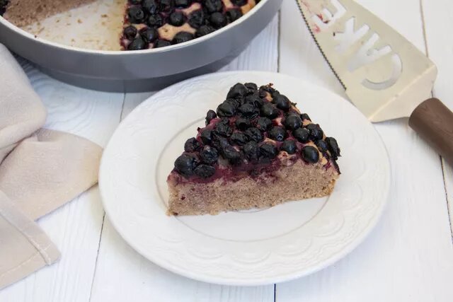 Пирог с черной смородиной и корицей