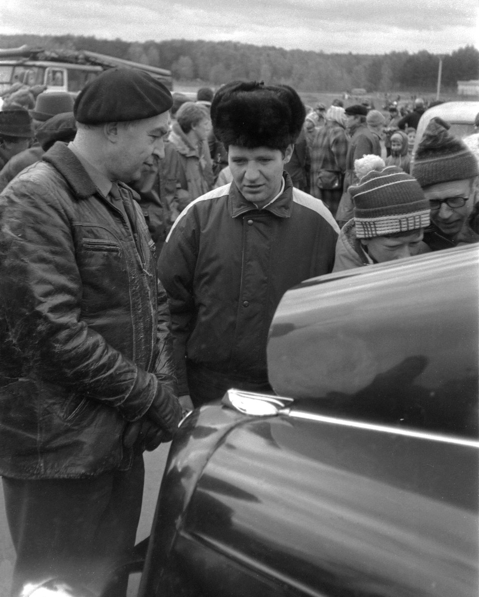 Олег Ростиславович Нестеров (в кожанке) показывает свою «эмку» гостям парада клуба «Следопыты автомотостарины», посвященном 100‑летию первого автомобиля. Москва, спорткомплекс Битца, 1986 г. Сегодня М-1 Нестерова бережно хранится в музее патриотического объединения «Ленрезерв» в Санкт-Петербурге