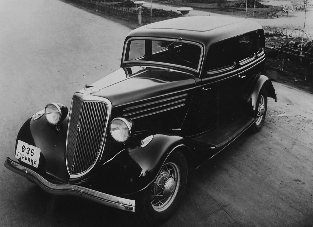 Первый опытный образец М-1, построенный в январе 1934 года внешне был очень похож на свой прототип, Ford Model 40 1933 модельного года. Автомобиль был темно-синим