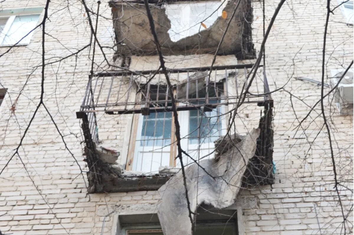    В Омске после падения бетонной глыбы с фасада возбудили уголовное дело