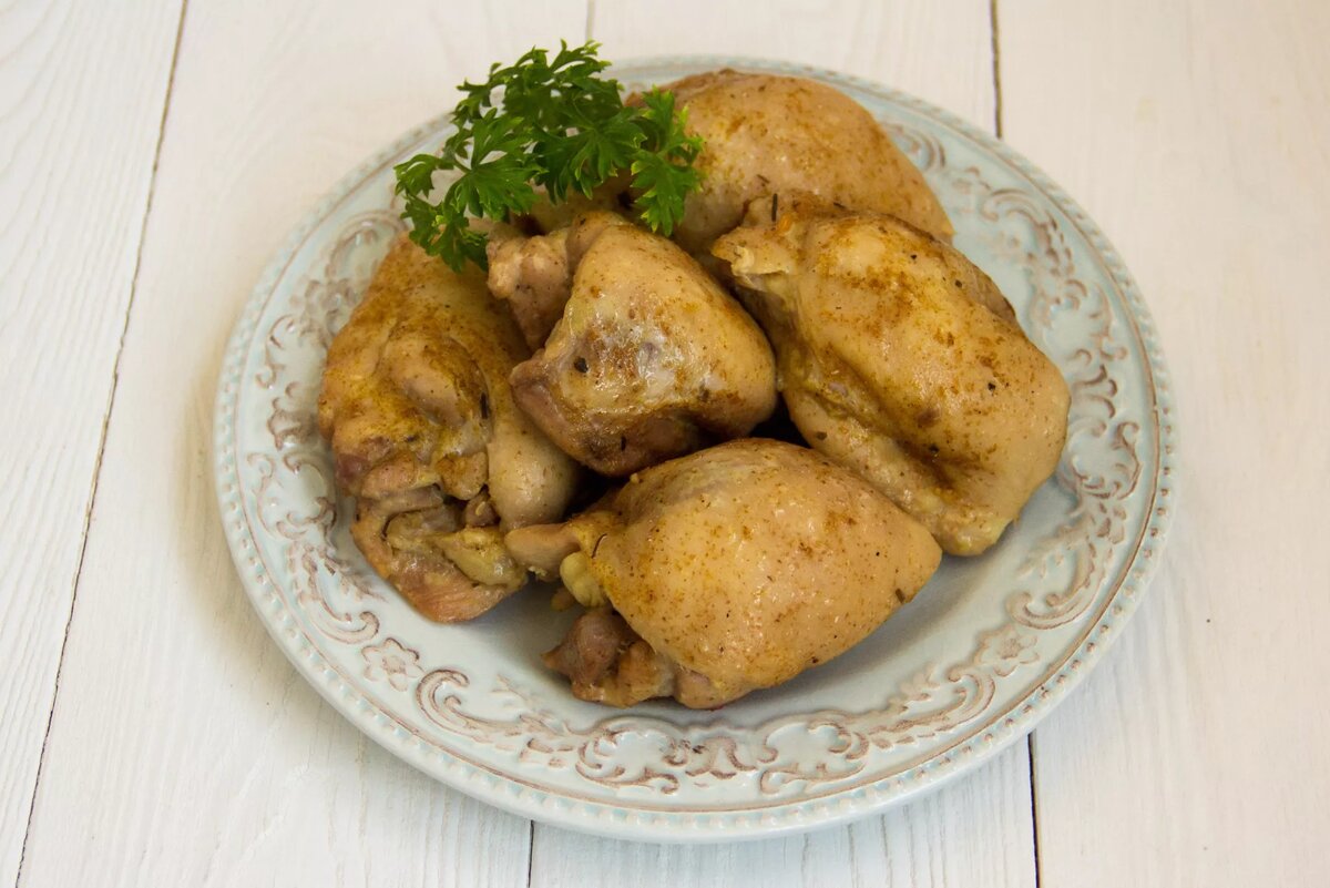 Куриные бедрышки, запеченные в мультиварке